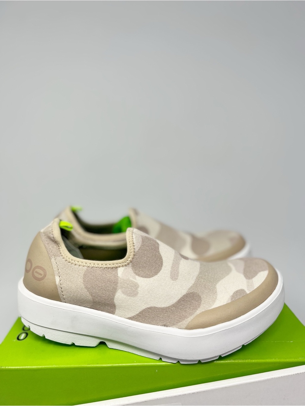 OOFOS eezee low Recovery Camo Shoe
Size 6